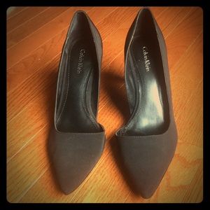 Black Calvin Klein “Bellino” pumps w side reveal